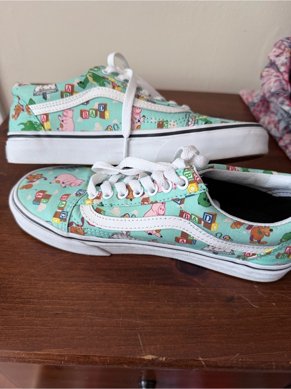 Vans x Disney Pixar Toy Story Andy Room Sneakers Size 6.5/8 Slinky Dog Keychain - Picture 12 of 12